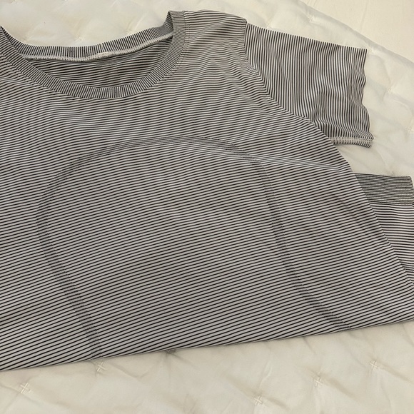Lululemon swiftly, relaxed, short sleeve shirt size 12. - Picture 3 of 5